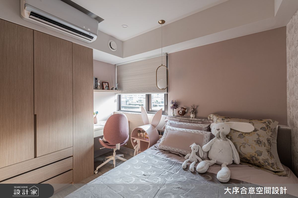 女孩房以浪漫粉色潤飾屋主女兒的夢幻臥房。