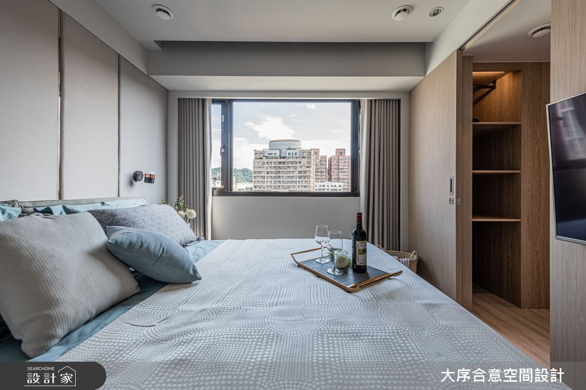 主臥套房以鍍鈦、繃布鋪陳床頭背牆，優雅詮釋舒適宜人的飯店風格。
