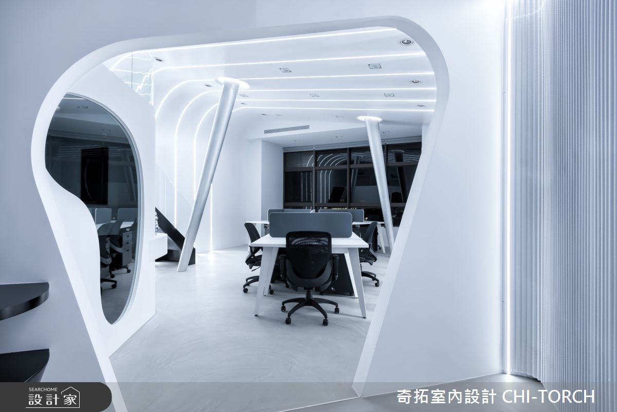 辦公桌兩側設計圓錐狀柱體，搭配上圓型光帶的設計，呼應無遠弗屆的科技，穿透天花散發到世界各地。