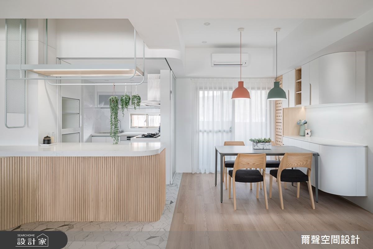 餐廚空間雖然常被視為一個整體，但就機能面還是有所差異。利用六角磚鋪設廚房地面、並搭配餐廳木地板，更符合生活機能取向。
