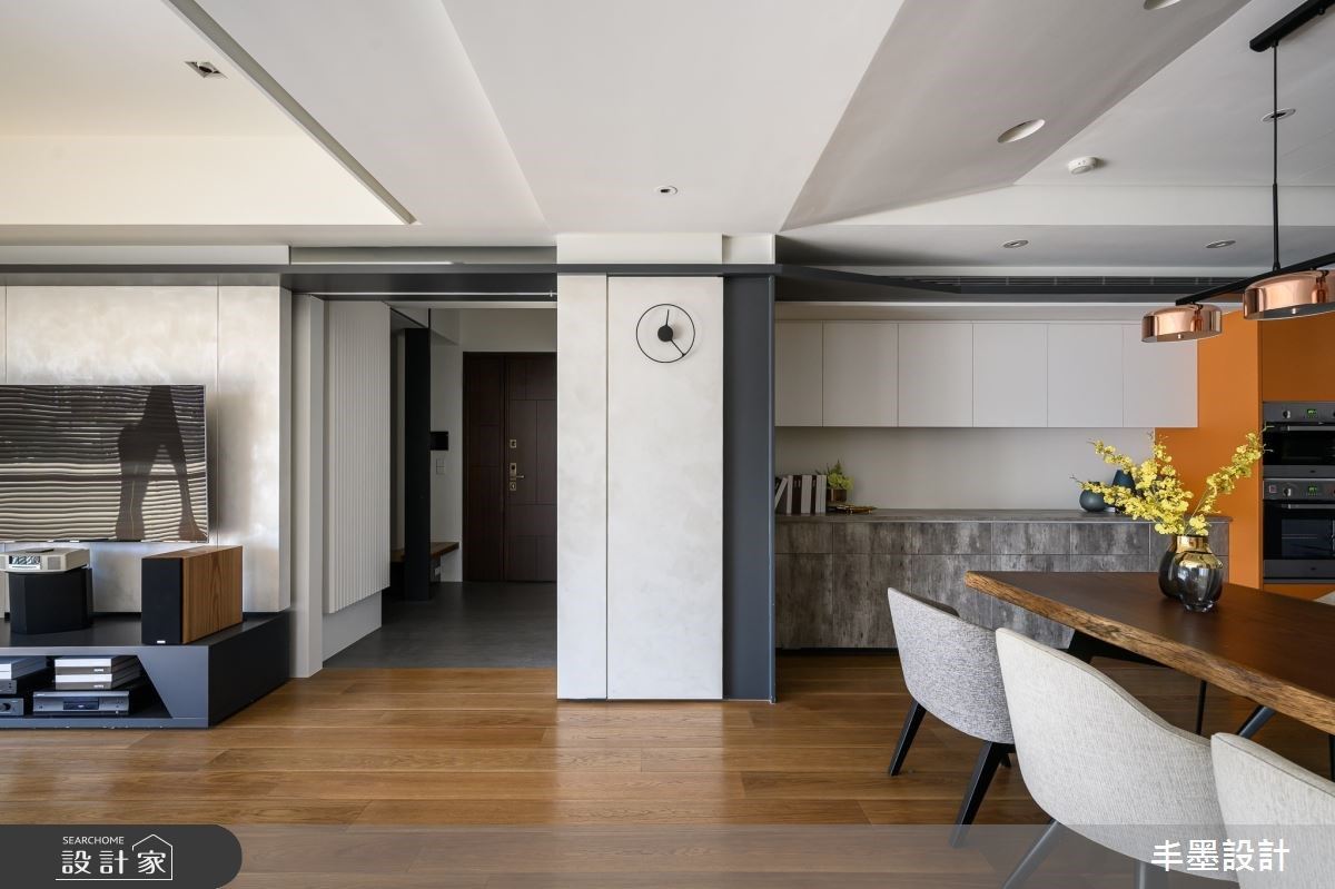 公領域鋪陳大面木地板，圍塑溫和質樸的居家氛圍。