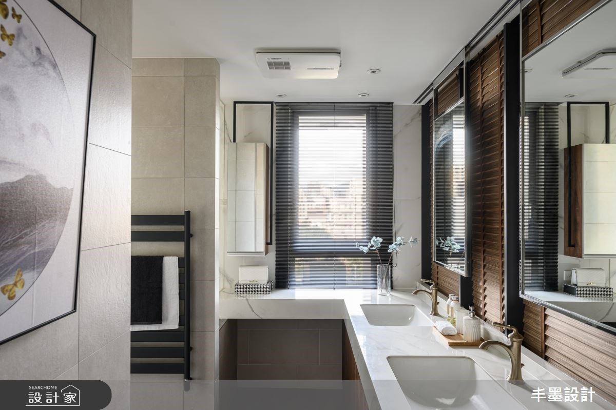 主浴利用木百葉搭配移動式鏡子，放大空間，更營造度假別墅的休閒氛圍。