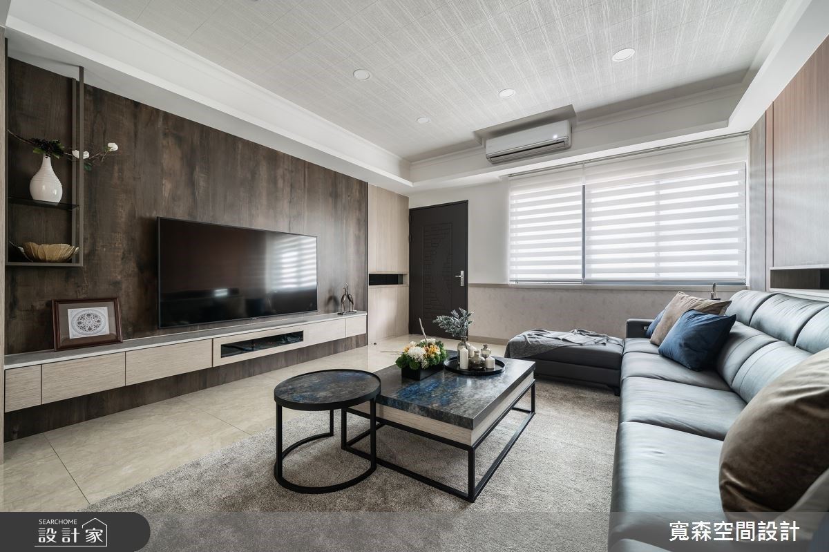 客廳電視牆採用木紋大板磚，便利清潔兼具木紋大器視覺效果。
