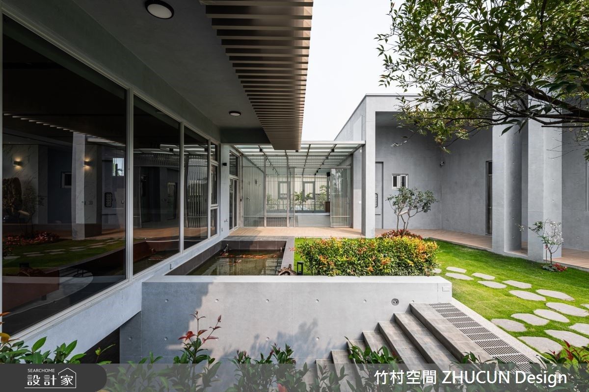 建築樓梯設計連結戶外庭院，巧妙延攬自然綠意於屋主日常之中。