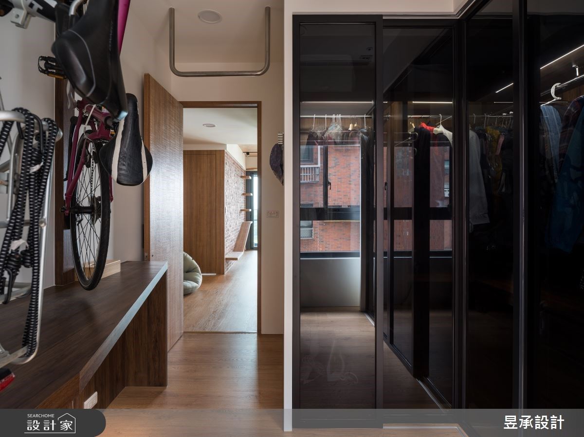 多功能室特製腳踏車壁掛架、健身拉桿，讓機能與尺度兼具，妥善發揮坪效。