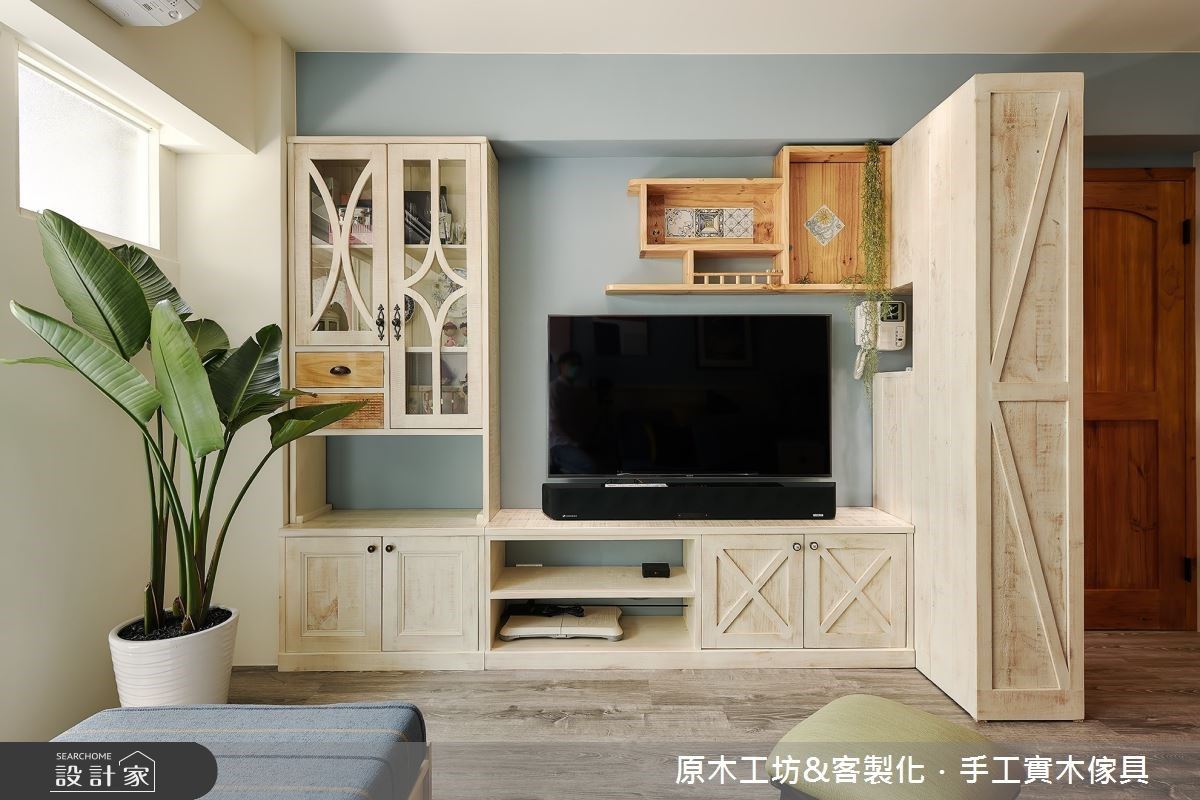 After舊有的原木書櫃置放於電視牆的位置，經過位移、調整後讓電視牆的區域能真正安排電視、電器櫃、展示區等機能。