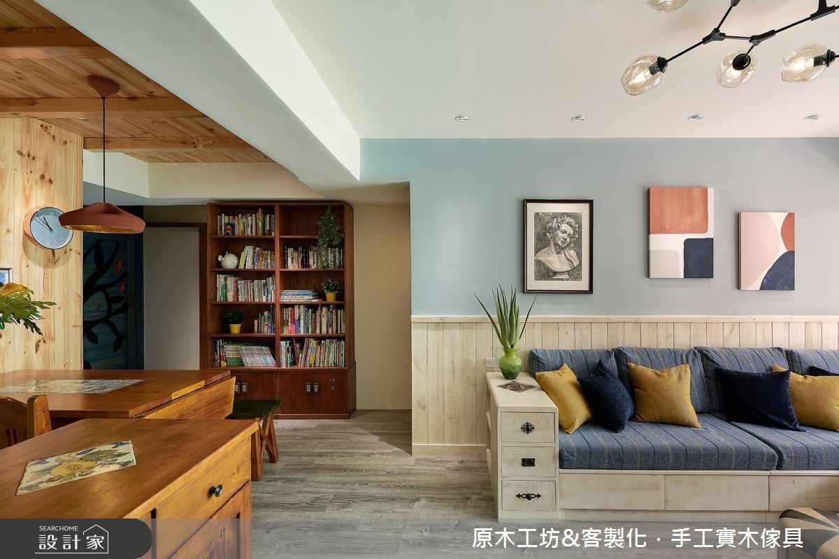 白色、藍色交織的客廳區域，擺放上訂製的原木沙發，讓陽光恣意徜徉其中，成為全家人都愛久待之處。