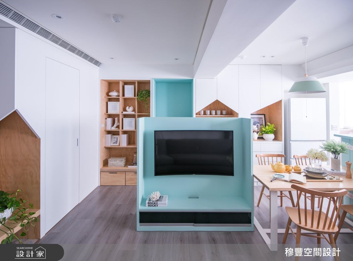 空間不大的客廳區用一遍半高電視牆就劃分出前往餐廚空間的走道。