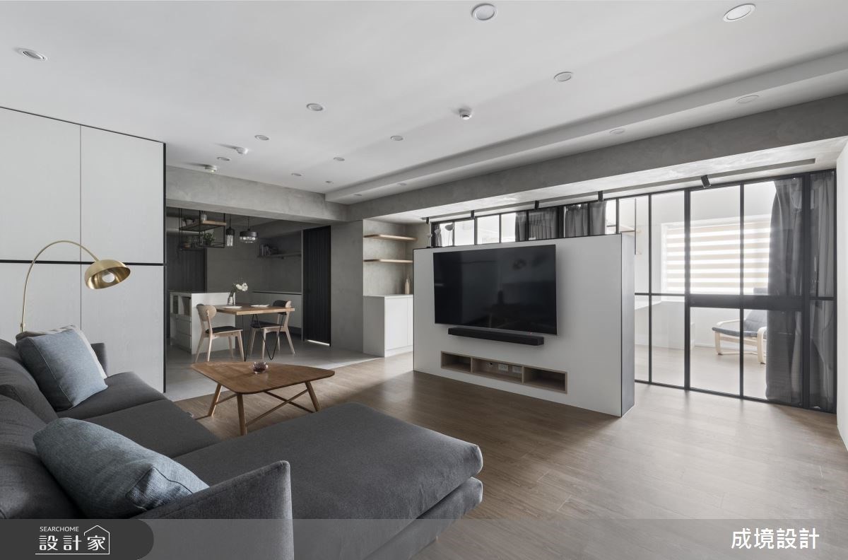 半高電視牆設計搭配玻璃隔間能有效地兼顧到室內採光與客廳所需機能。