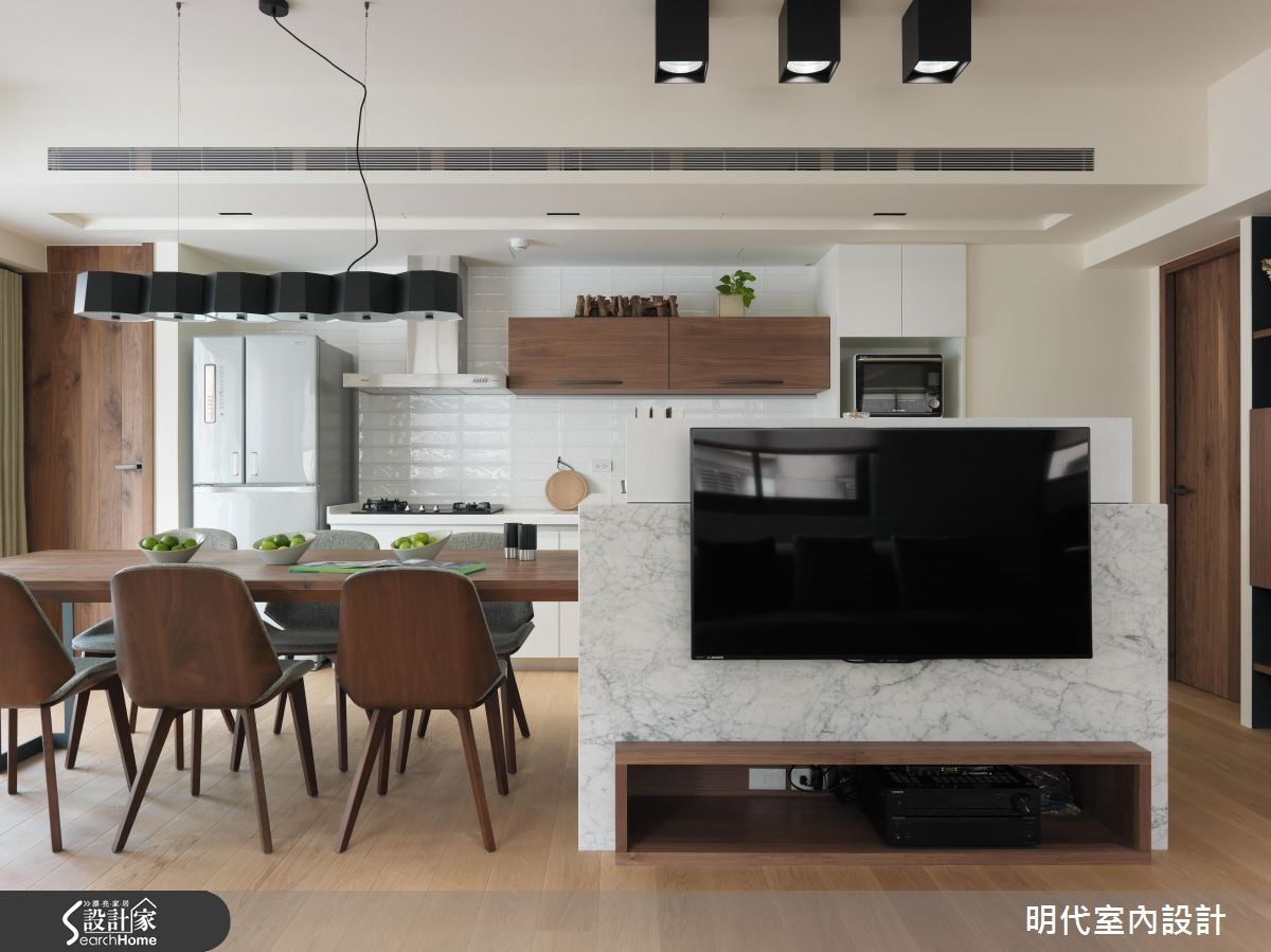 25 坪老屋翻新的空間中半高電視牆設計讓空間擁有絕佳的通透感，在視覺上形塑舒服的層次。