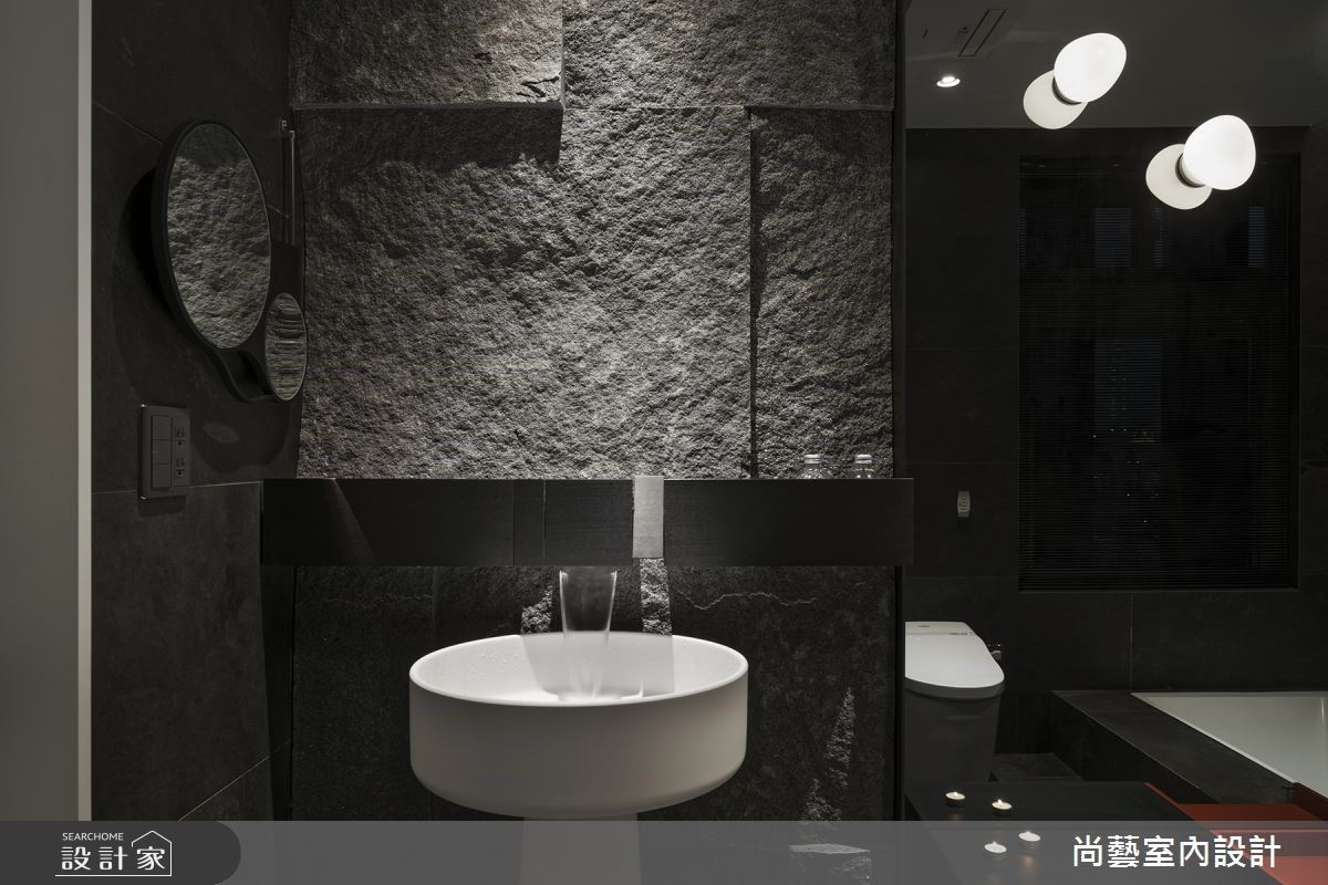 衛浴洗手台的板岩牆面，讓水猶如岩壁裡冒出，完整空間故事。