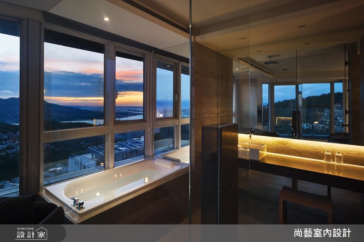 衛浴延伸主臥的大開窗，打造 360 度的絕妙視角。