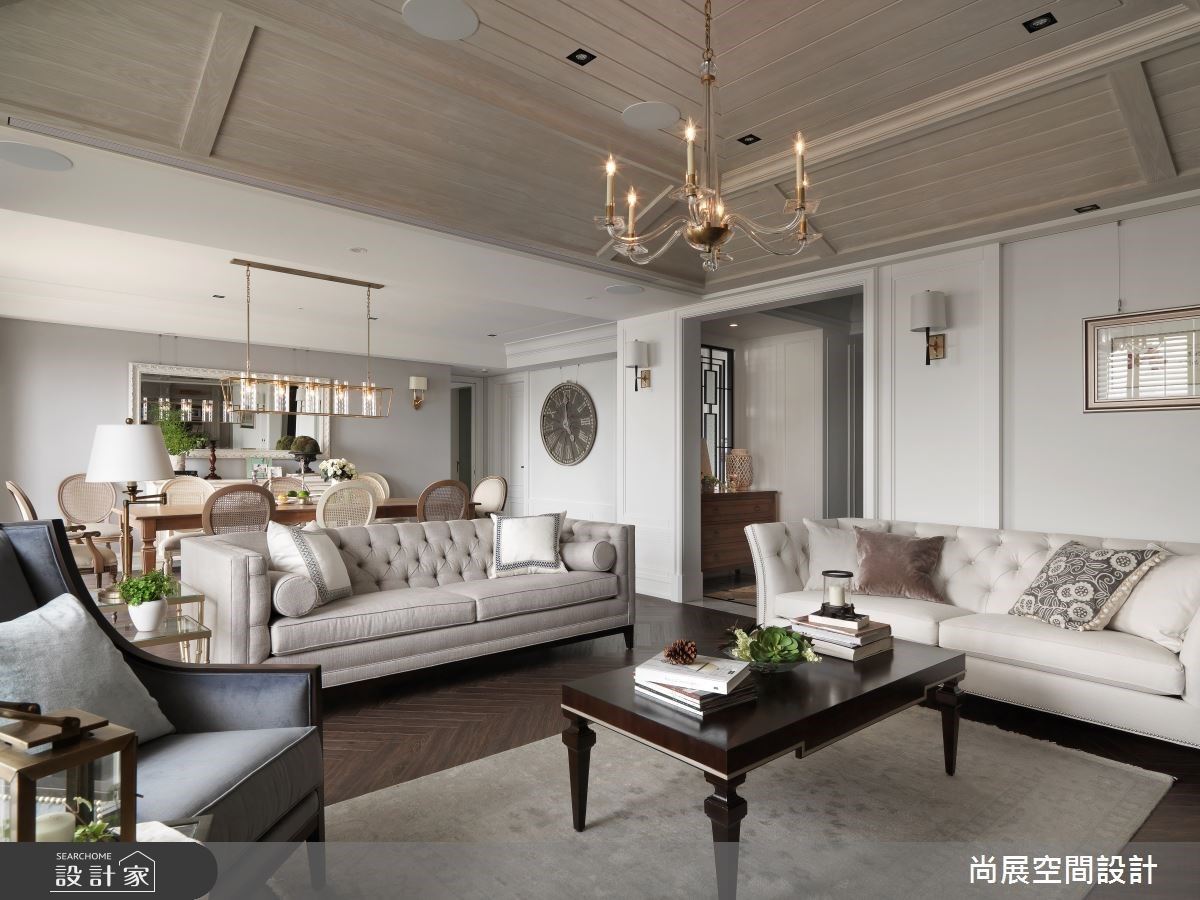 公領域鋪陳深色地板，營造空間沉穩氛圍。