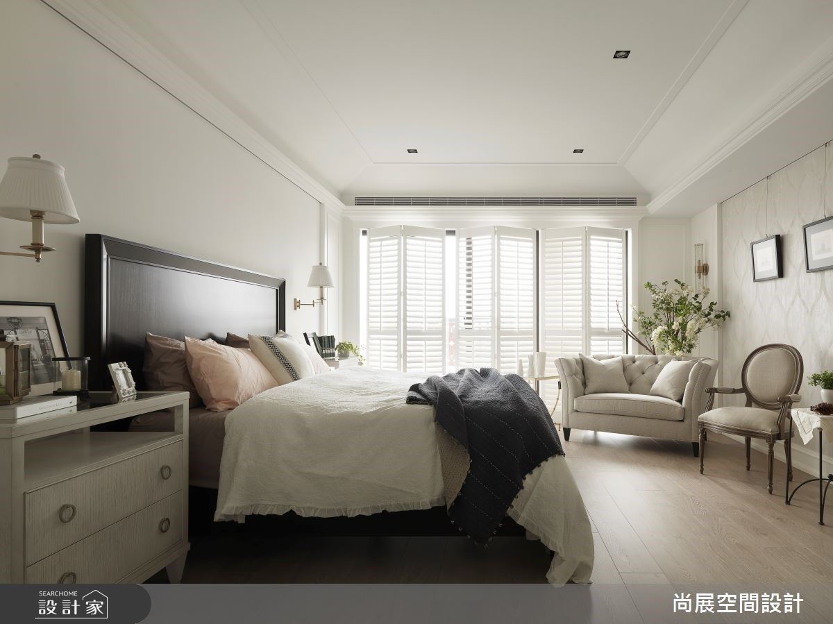 主臥床鋪選用重色時，床頭櫃就選比較輕盈的白色調做搭配。