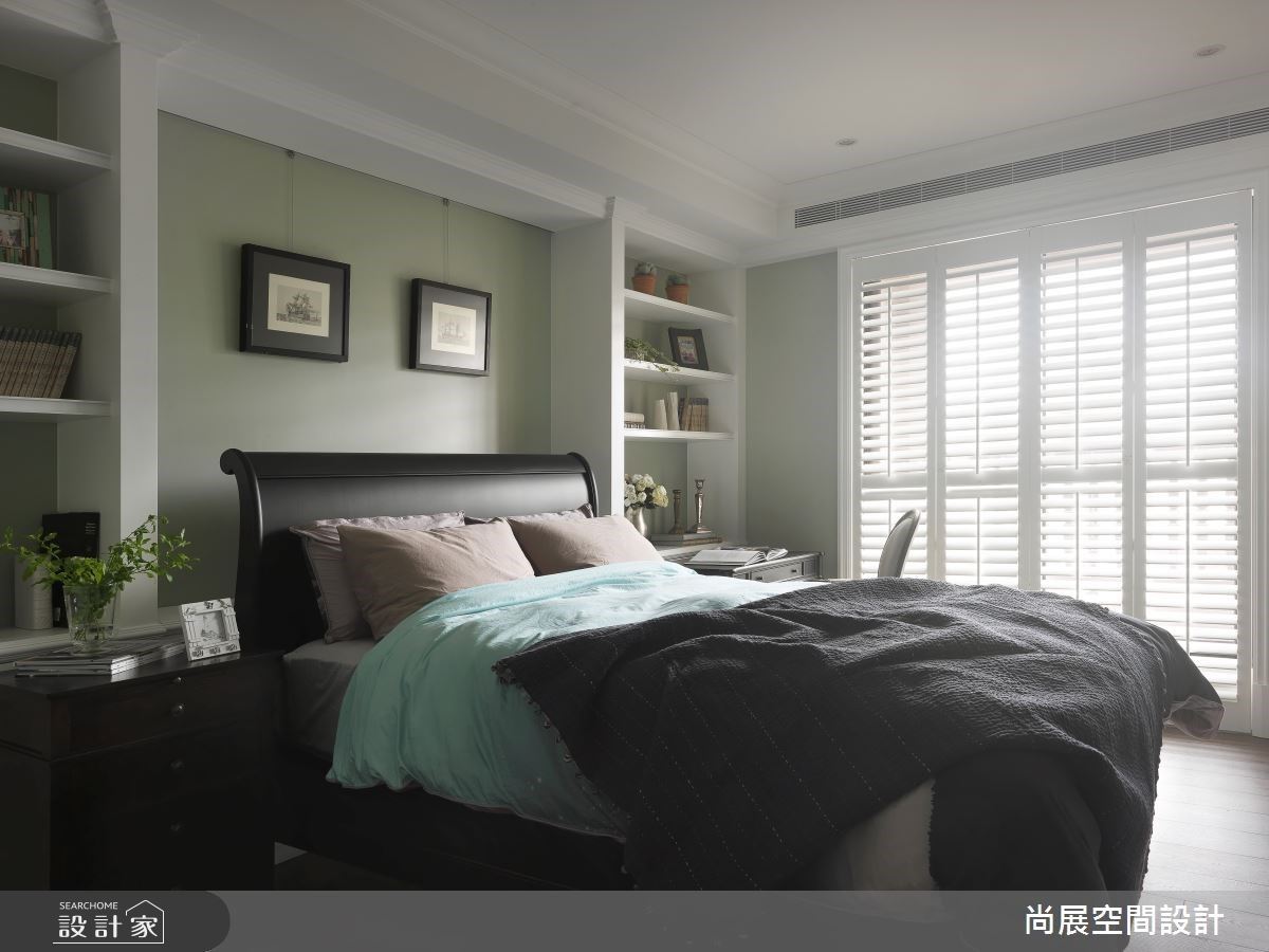 兒子房以灰綠色烘托，體現穩重紳士氣息，更巧妙運用樑下空間規劃床頭收納櫃。