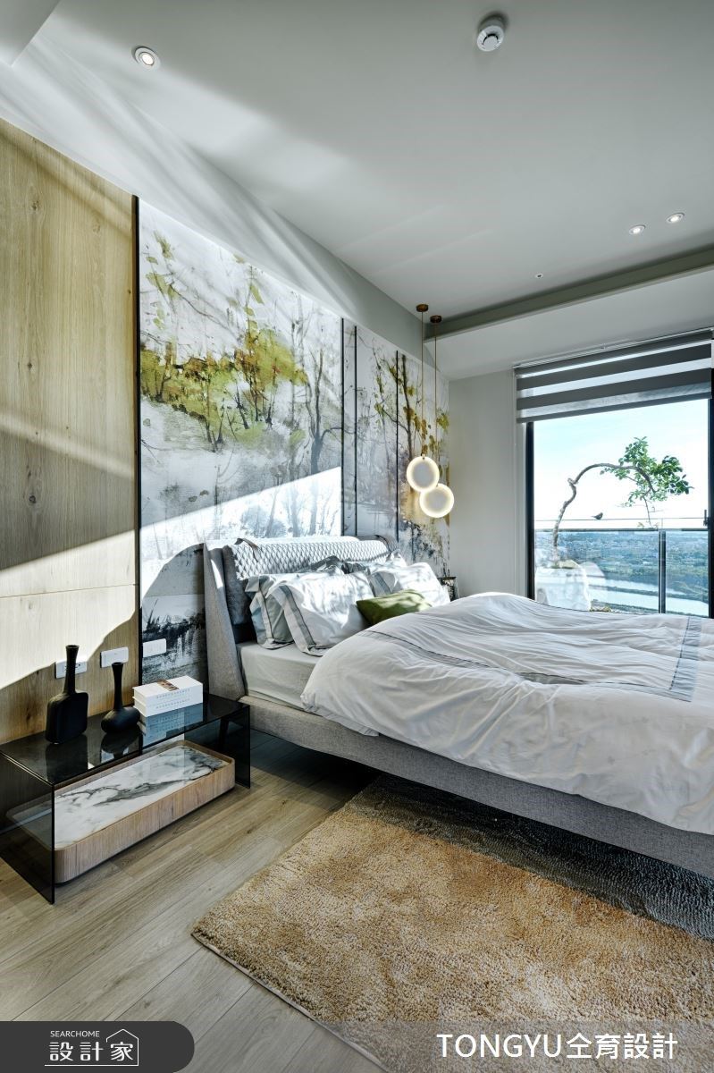 主臥床頭背牆以自然意象的壁紙，呼應窗外綠意，烘托療癒氛圍。