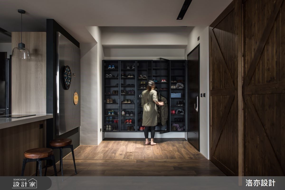 玄關以鐵網的鏤空特性,為櫃體創造出輕盈透視感。 玄關以鐵網的鏤空特性,為櫃體創造出輕盈透視感。