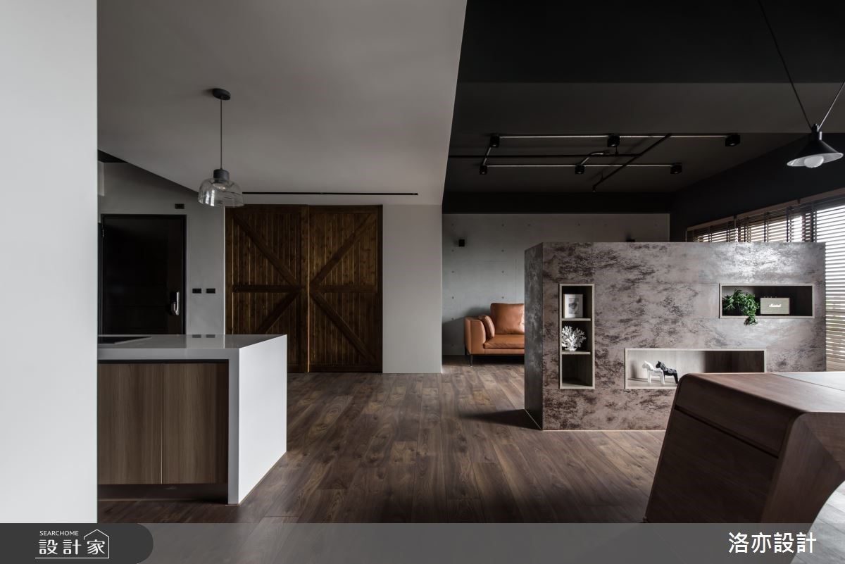 公領域儲藏間規劃穀倉門,創造吸睛視覺焦點。 公領域儲藏間規劃穀倉門,創造吸睛視覺焦點。