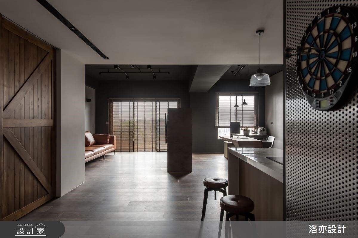 公領域呼應強烈的工業風,地板全部採用深色系的超耐磨木地板。 公領域呼應強烈的工業風,地板全部採用深色系的超耐磨木地板。