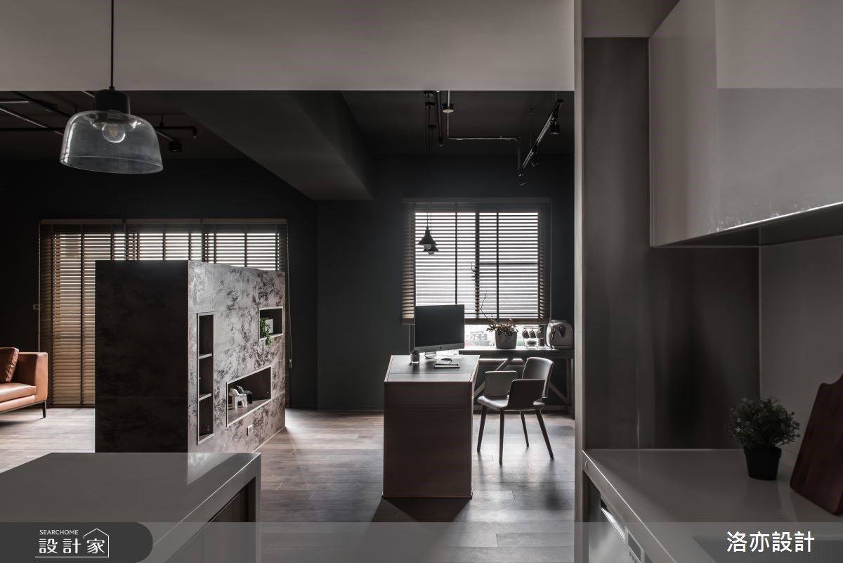 客廳利用半高電視牆分隔場域,展現空間放大效果。 客廳利用半高電視牆分隔場域,展現空間放大效果。