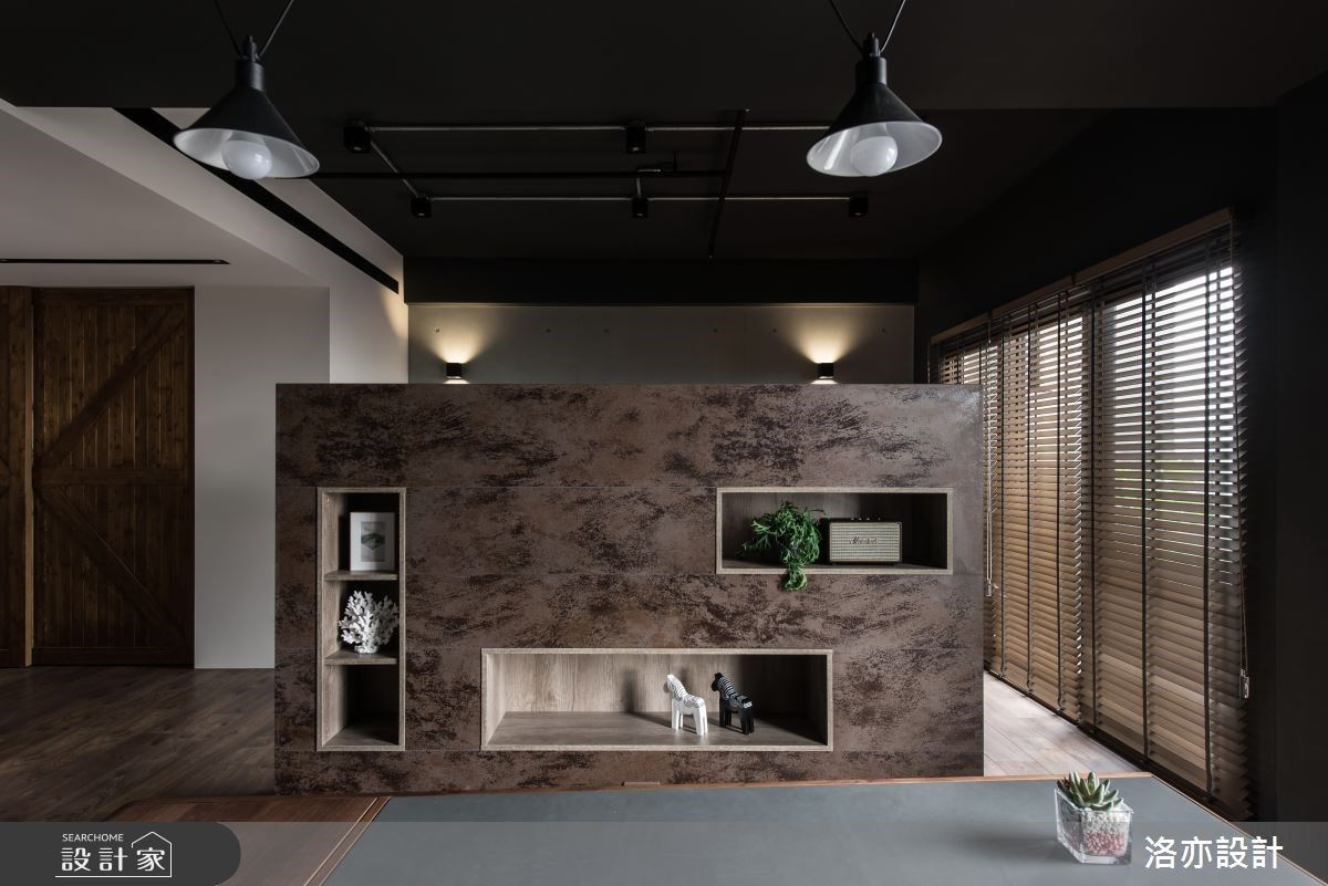 電視牆背面附有展示收納櫃機能。 電視牆背面附有展示收納櫃機能。