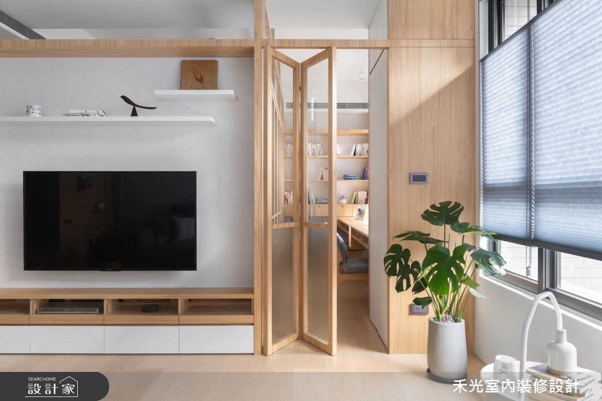 雙走道設計在客廳通往書房的交界以木質折疊門作為轉場，打造機能靈活又不佔空間的輕隔間。