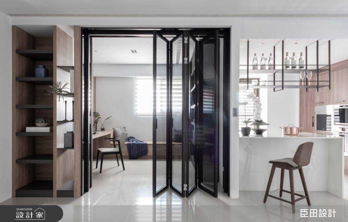 設計師運用折疊門搭配灰玻，在書房的隱私與廊道採光找到絕佳平衡點。
