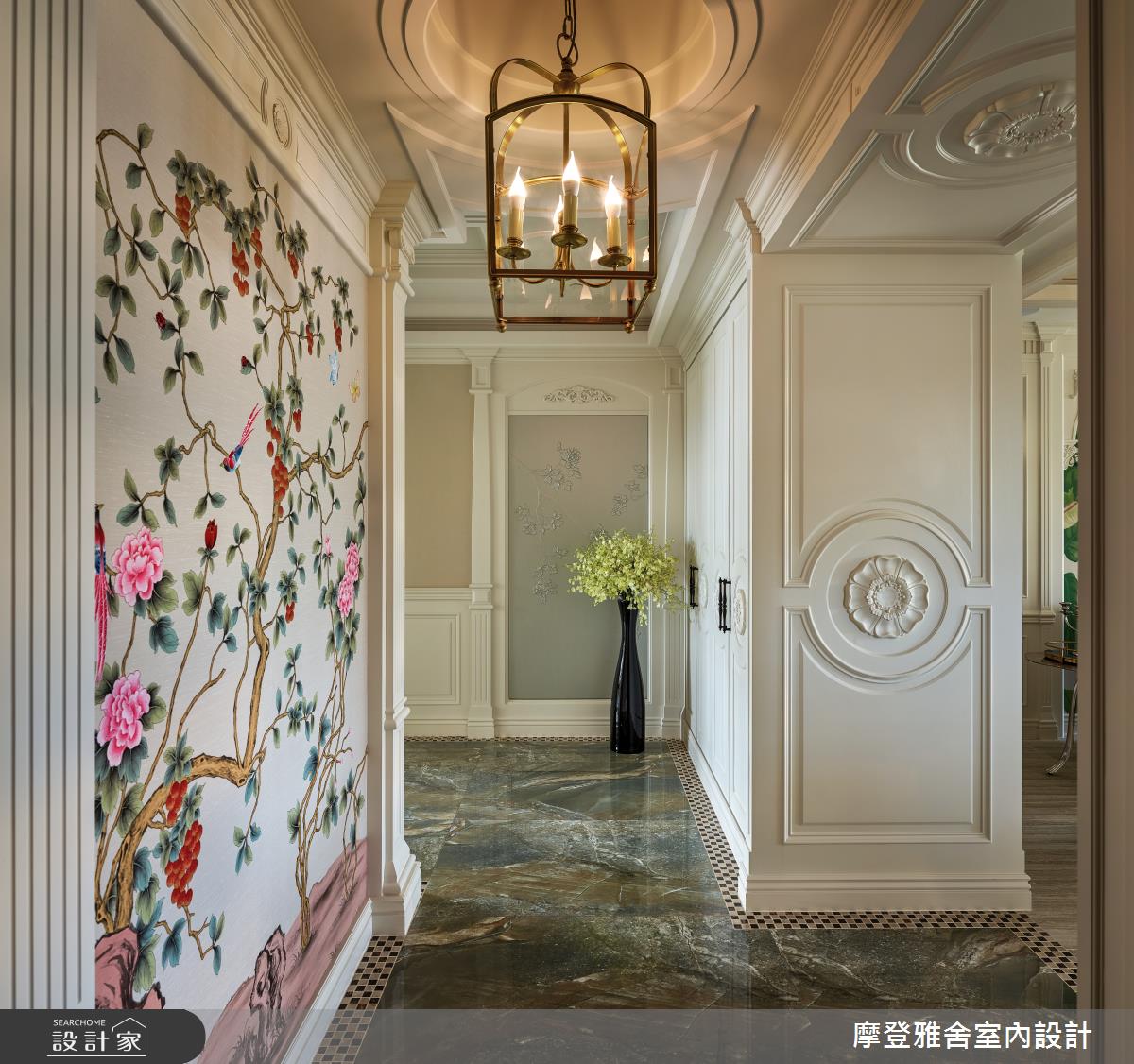 雙玄關壁面以手繪壁布、皮雕鋪陳，展現低奢且繽紛的入門端景。