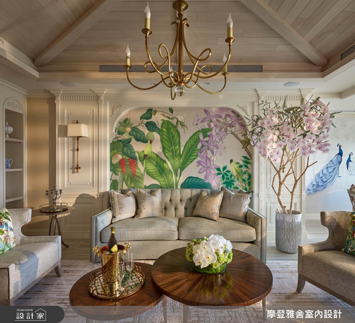 沙發背牆壁紙以大面花卉、葉瓣，精湛描繪鄉村豪宅的度假風情。