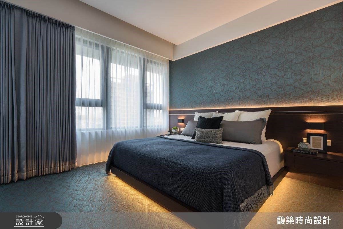 主臥規劃低檯度床型並添加引導燈設計，體貼屋主下床的便利性。