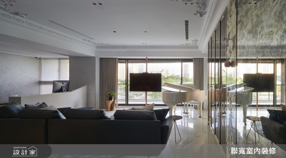 客廳電視延攬窗外景致，讓客廳享有最大的面寬。