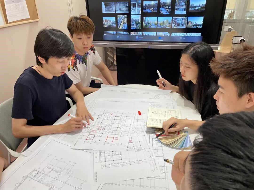 周博與團隊探討方案 周博與團隊探討方案