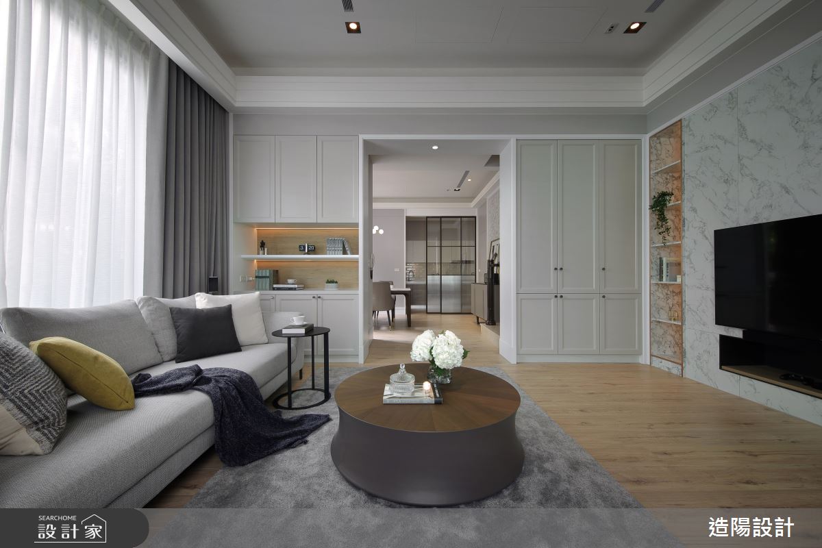 客廳天花利用板材堆疊取代原有線板設計，型塑更為俐落的現代美式風格。