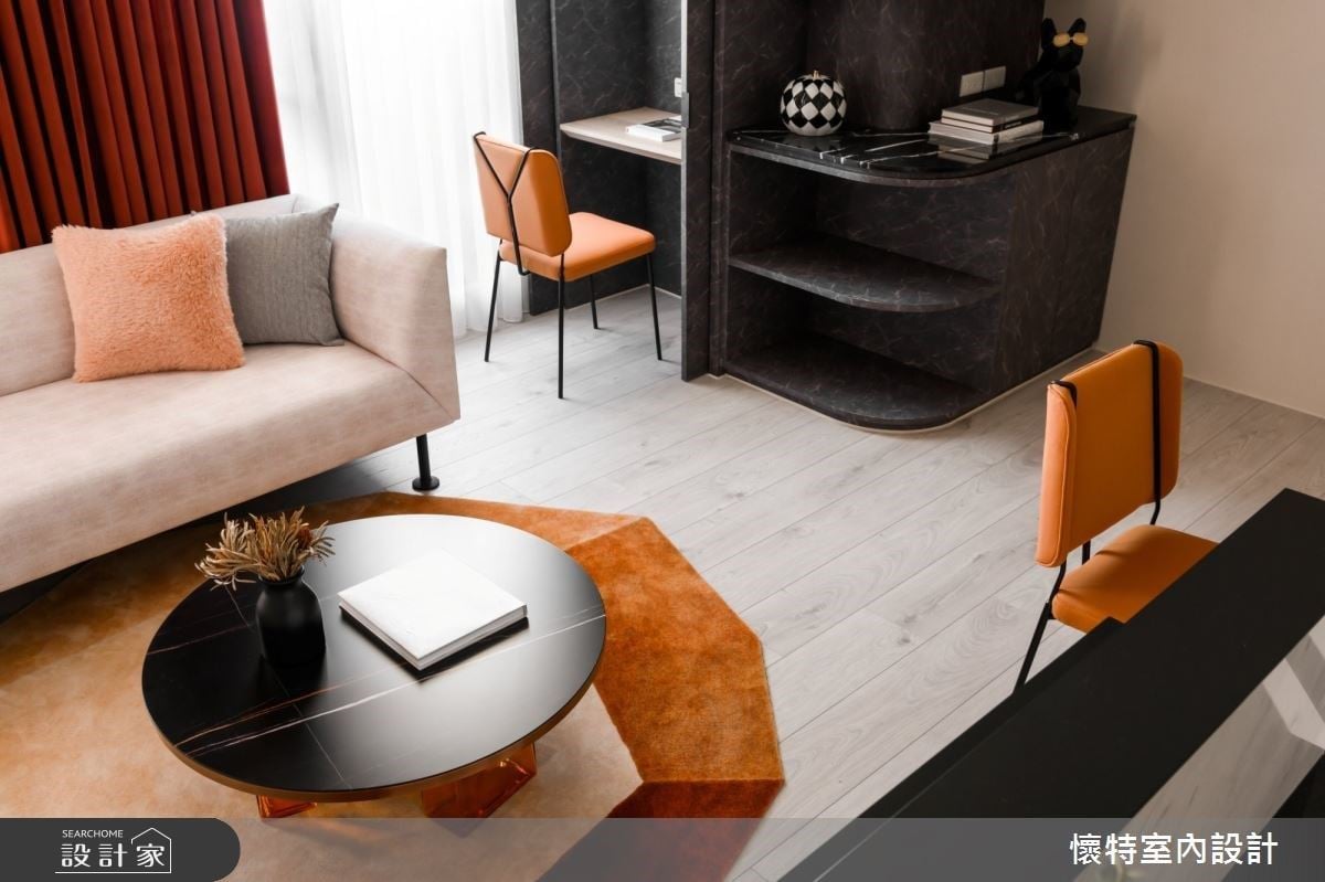 設計師選用大量訂製家具及軟件，從餐椅、地毯、沙發、抱枕到桌腳，皆非常和諧地融入宛如 HERMÈS  般質感深淺不一的橘色與大地色調。