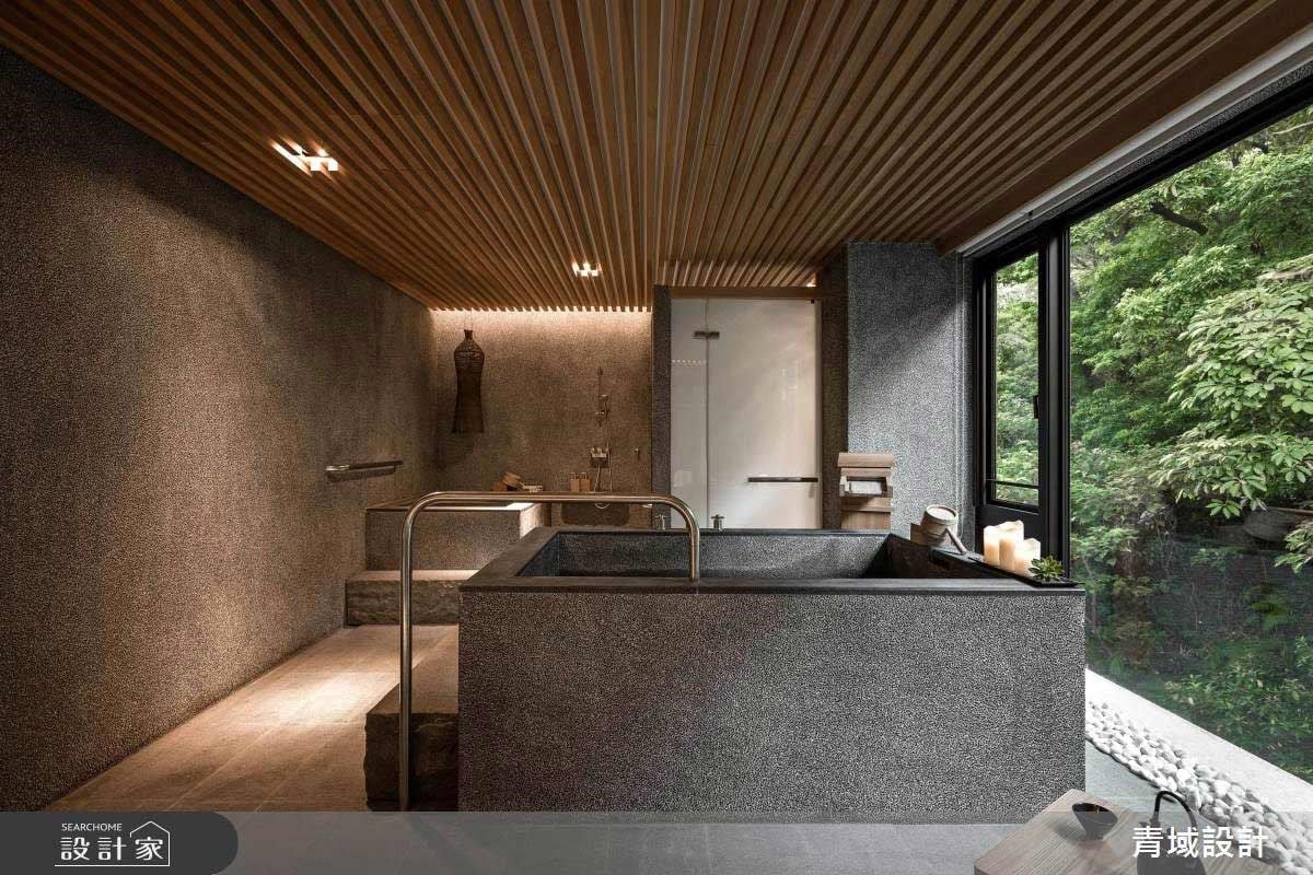 渡假別墅內，以洗石子打造的浴缸防滑安全，搭配木格柵與人文禪風也很匹配。