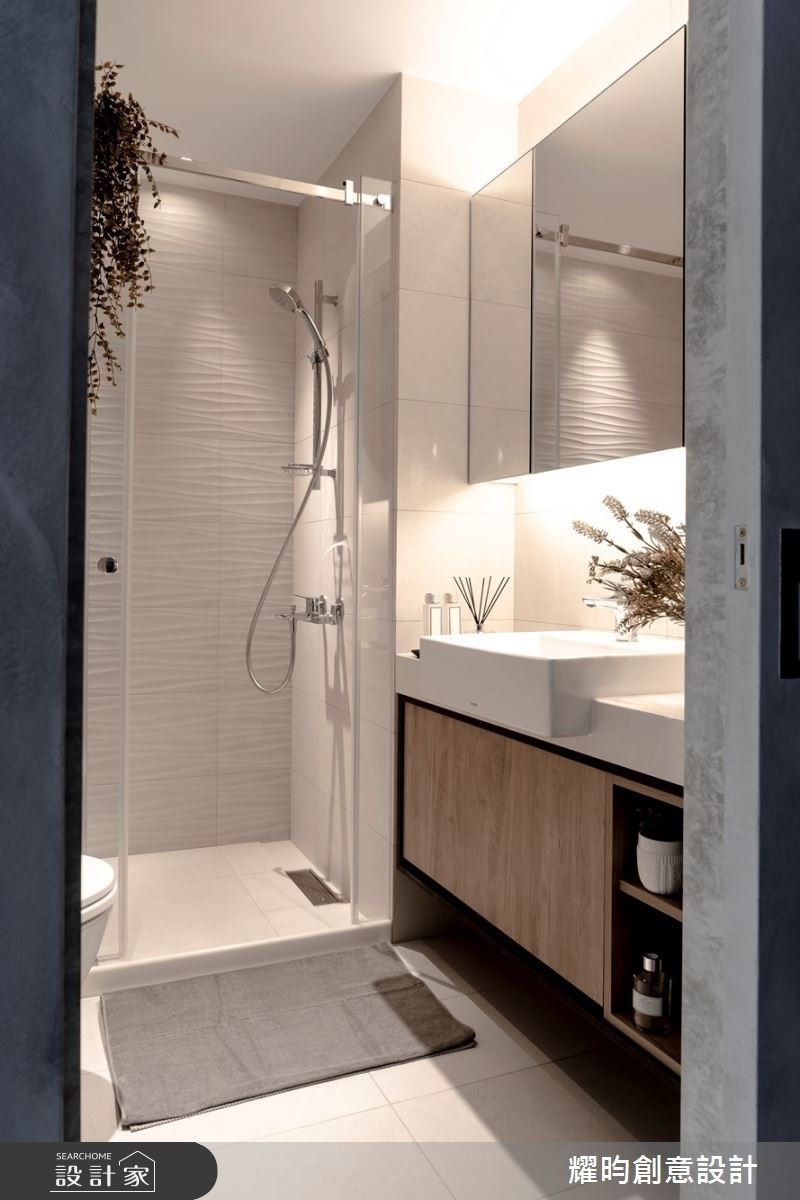 客用衛浴採乾濕分離保持乾燥，側牆波浪式的牆面則為浴廁空間增加空間層次感，整面鏡櫃結合收納櫃，美觀又實用，營造五星飯店般的奢華享受。