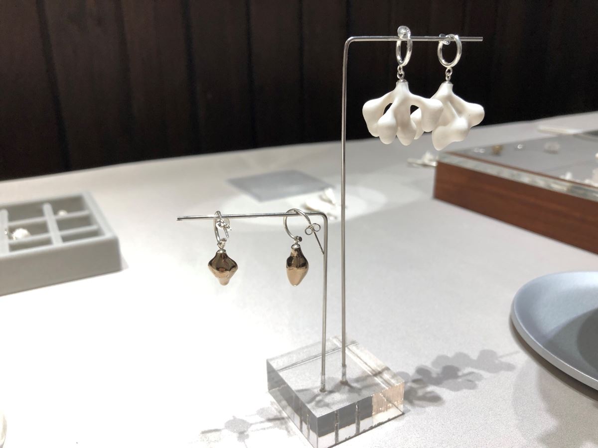 「片片」、「花寓」、「海口工藝所」等飾品,精緻工藝,開展首日詢問度高。 「片片」、「花寓」、「海口工藝所」等飾品,精緻工藝,開展首日詢問度高。