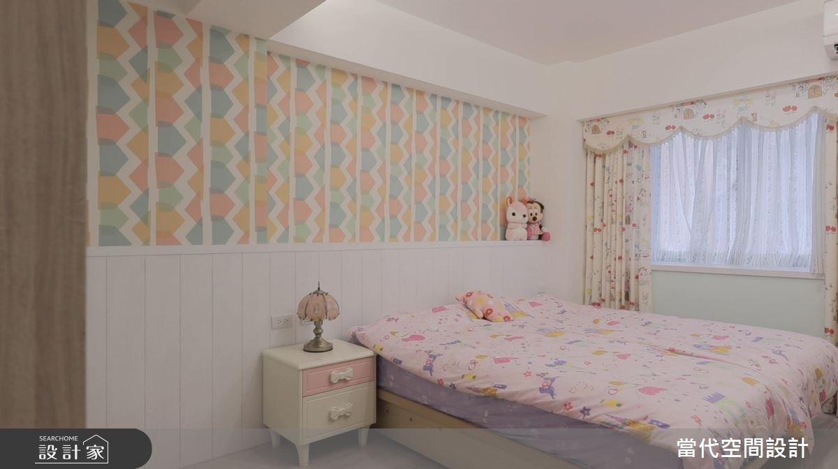女兒房選用繽紛壁紙搭佐粉綠色漆面，營造活潑的童趣氛圍。