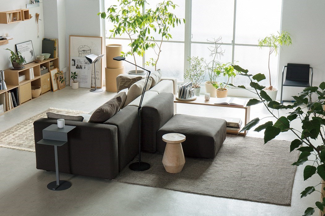 MUJI無印良品組合沙發的扶手和背墊高度設定在66公分，保有空間寬敞、明亮的視覺感受。