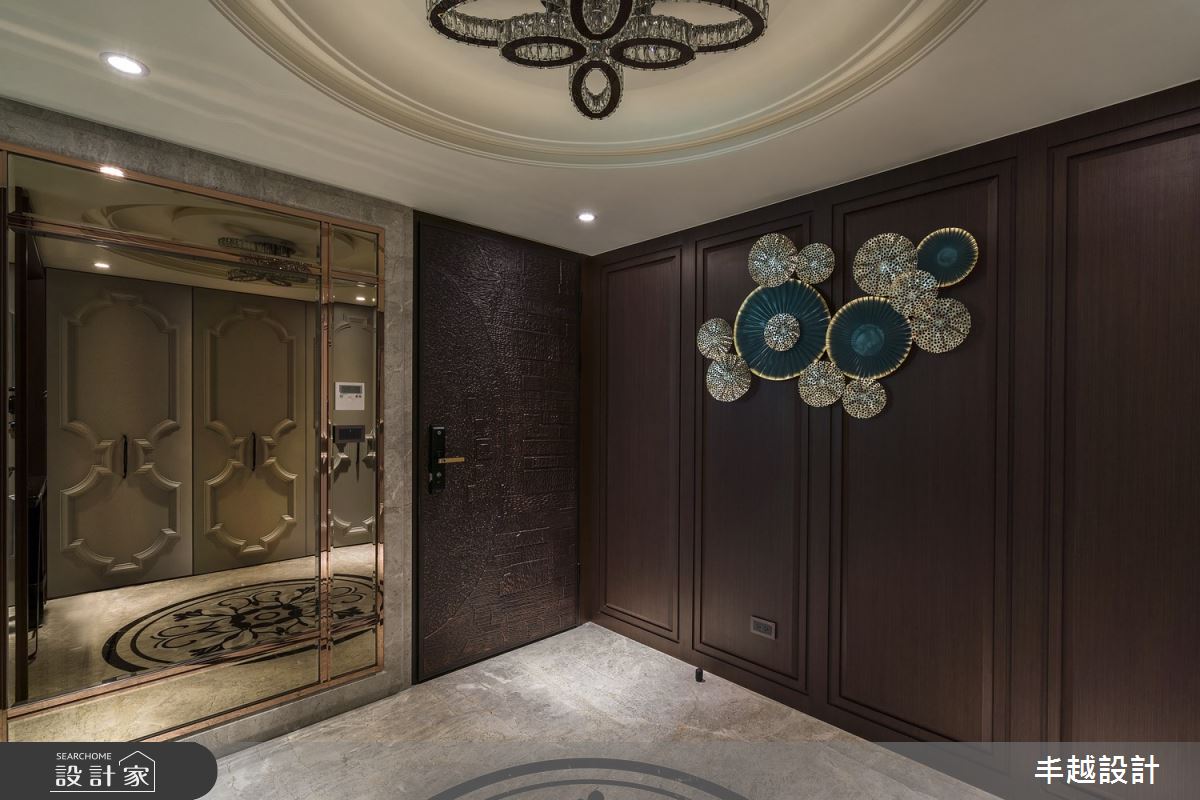 玄關結合藝術裝飾，透過燈光營造豪宅大器底蘊。