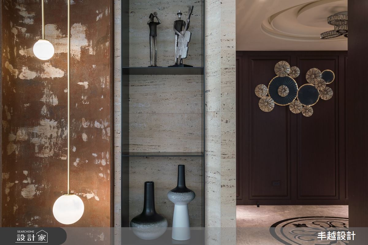 電視牆藉由異材自在翻玩，創造跳脫框架的飽滿空間肌理。