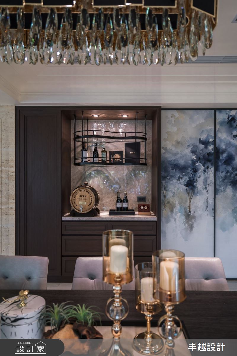 酒櫃以橡木桶造型設計鐵件吊櫃，搭配燈光營造英式酒吧氛圍。