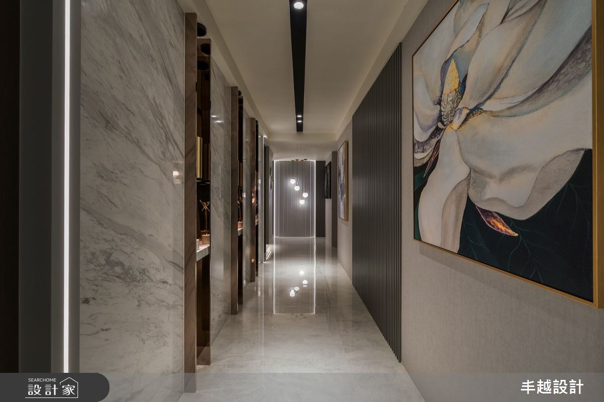 燈光情境設計化解廊道陰暗問題，同時創造驚奇趣味的過道空間。