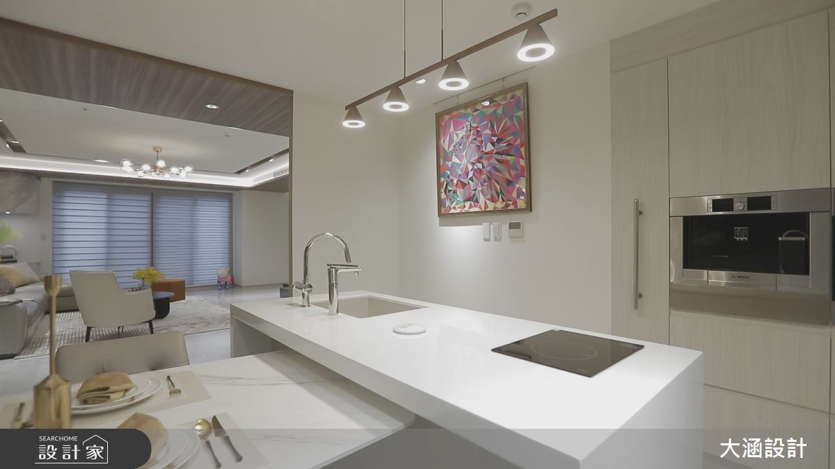 餐廚區貼心增設中島吧檯，提供家庭交流的互動空間。