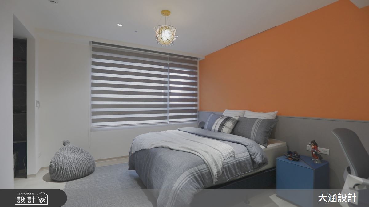 兒子房床頭背牆選用愛馬仕橘鋪陳，實現小兒子喜愛的亮色繽紛感受。