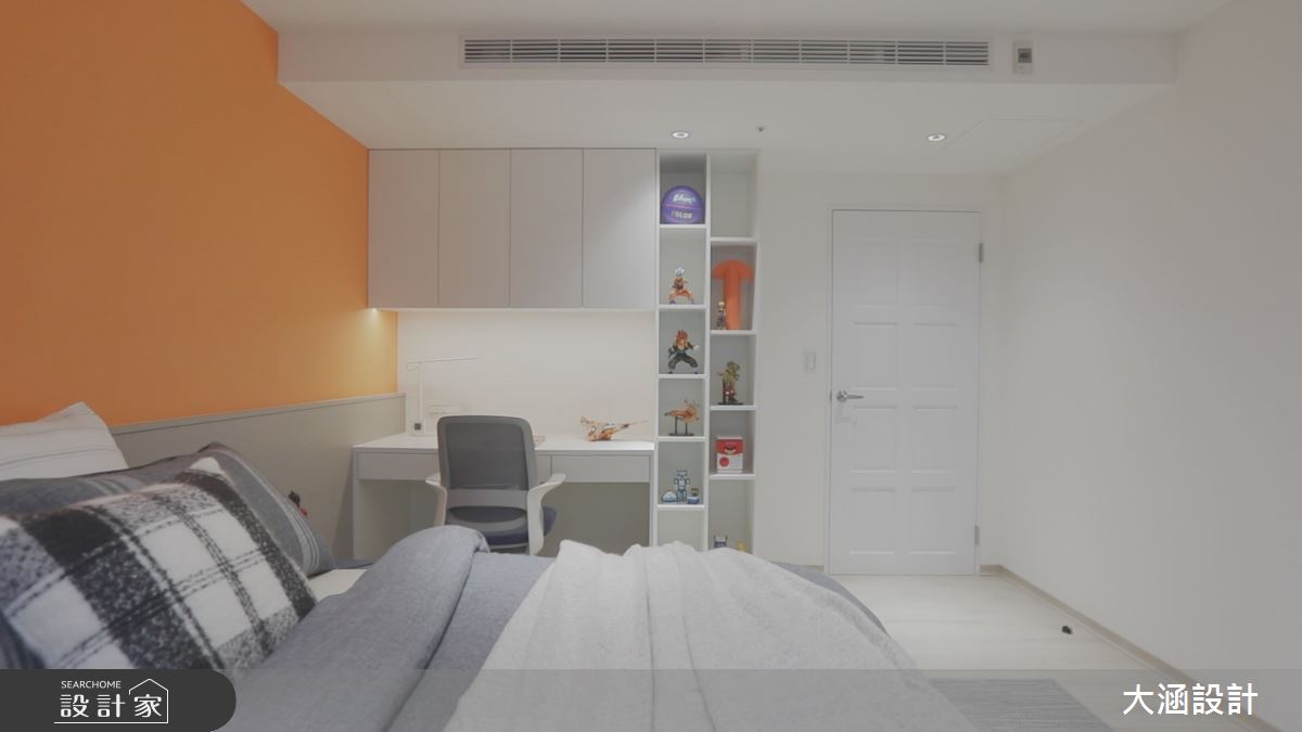 書桌特別規劃展示櫃，提供孩子收藏品、公仔的擺設需求。