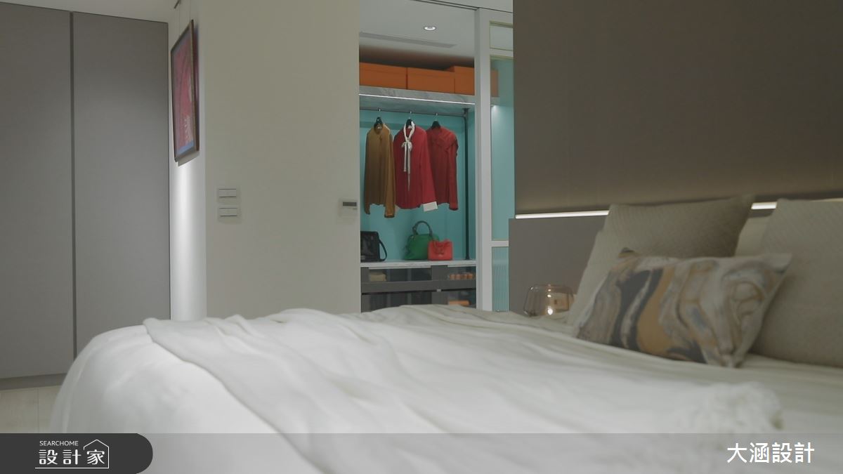 主臥精選簡約感深色調，型塑靜謐、素雅的休憩場域，更衣室則採用亮色 Tiffany 藍做色彩對比，營造跳色感的趣味氛圍轉換。