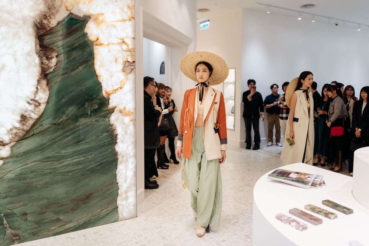 新銳設計師夏筱琴 AISH 、王子欣 Claudia Wang 的春夏設計在天然奢石「帝王綠」前走秀展示。