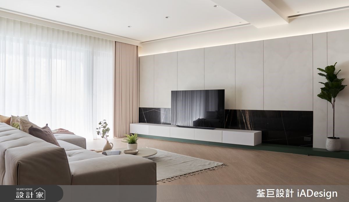 客廳沙發採低矮背設計,降低壓迫感的同時,也創造寬敞的空間感受。 客廳沙發採低矮背設計,降低壓迫感的同時,也創造寬敞的空間感受。