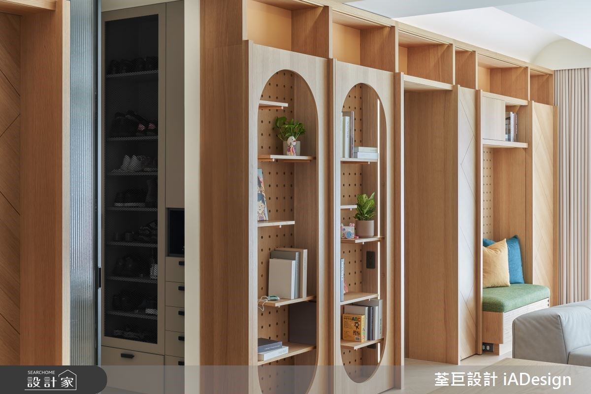 客廳沙發背牆則精選木製洞洞板,便利屋主調整位置及擺放物品,提升便利性。 客廳沙發背牆則精選木製洞洞板,便利屋主調整位置及擺放物品,提升便利性。